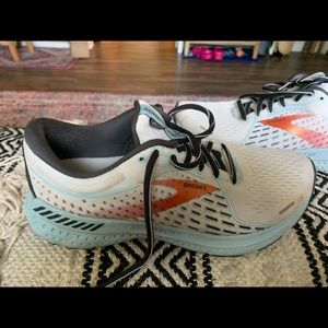 Brooks women’s size 8 Adrenaline 21 Running shoes